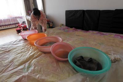 泰来楼上漏水，住户失联，小区没物管，业主维权难！律师来支招……